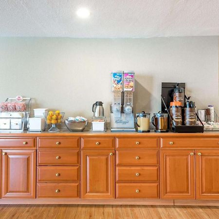 Super 8 By Wyndham Watertown/Cambridge/Boston Area Hotel ภายนอก รูปภาพ