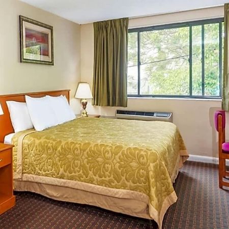 Super 8 By Wyndham Watertown/Cambridge/Boston Area Hotel ภายนอก รูปภาพ