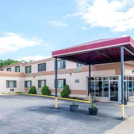 Super 8 By Wyndham Watertown/Cambridge/Boston Area Hotel ภายนอก รูปภาพ