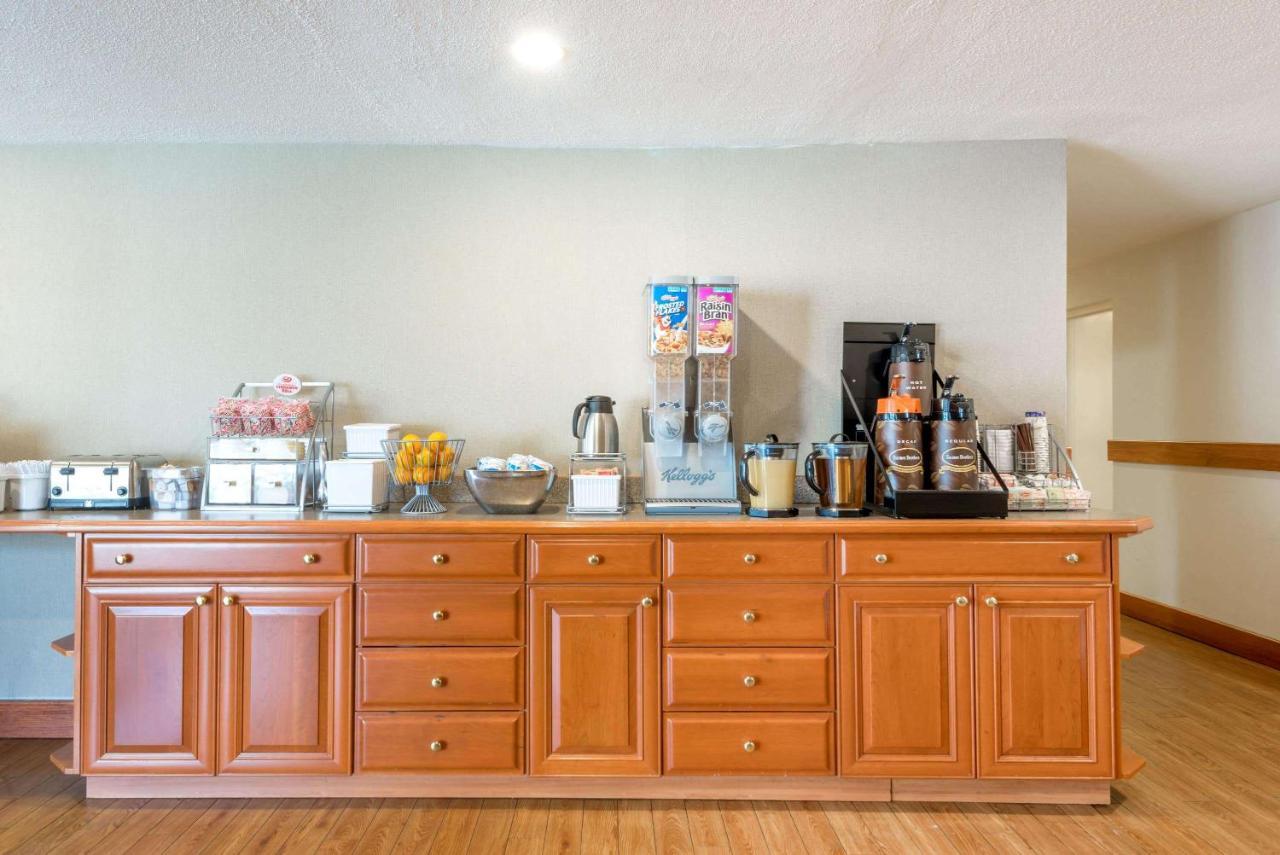 Super 8 By Wyndham Watertown/Cambridge/Boston Area Hotel ภายนอก รูปภาพ