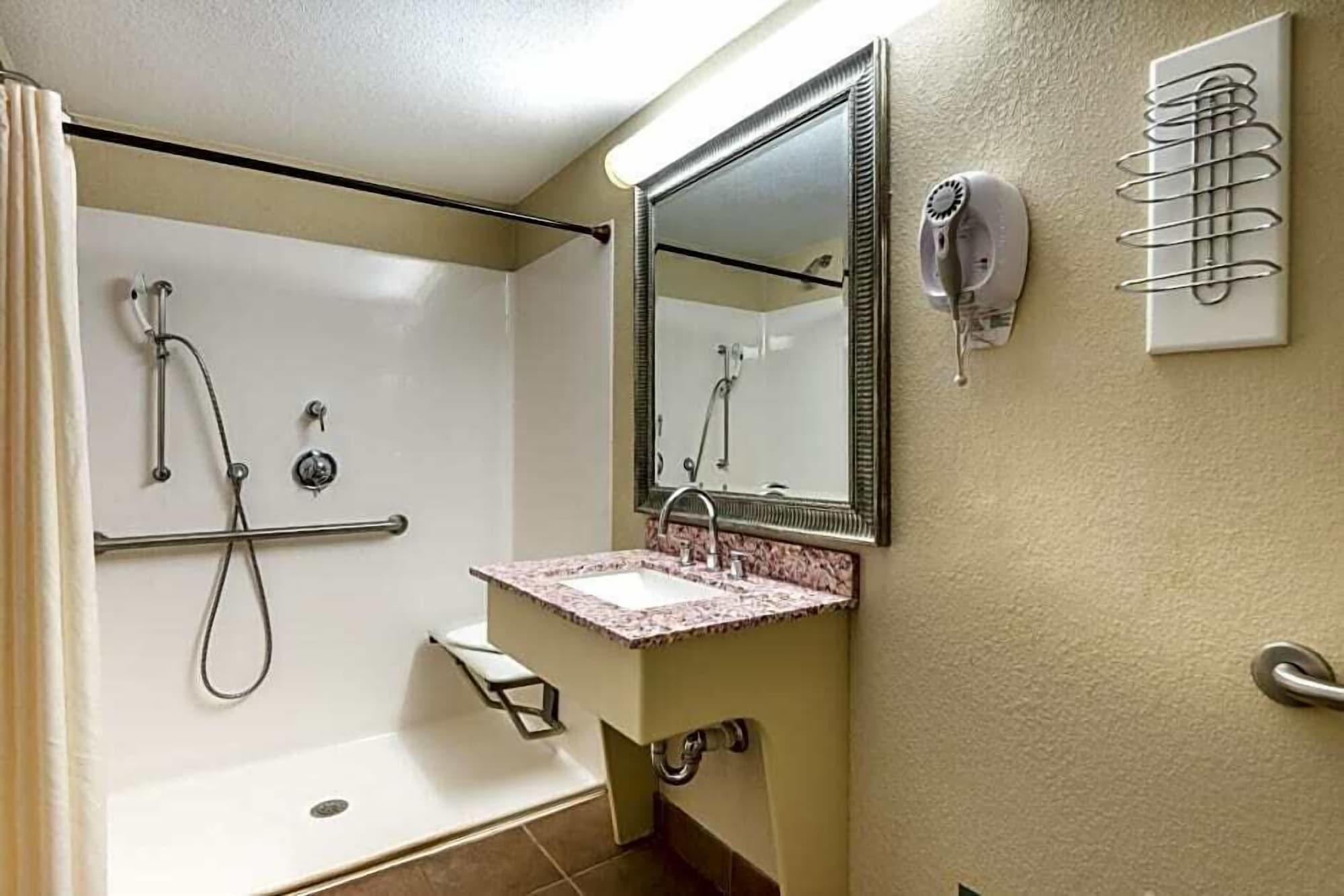 Super 8 By Wyndham Watertown/Cambridge/Boston Area Hotel ภายนอก รูปภาพ