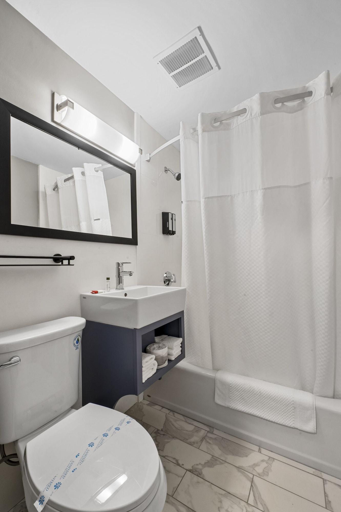 Super 8 By Wyndham Watertown/Cambridge/Boston Area Hotel ภายนอก รูปภาพ