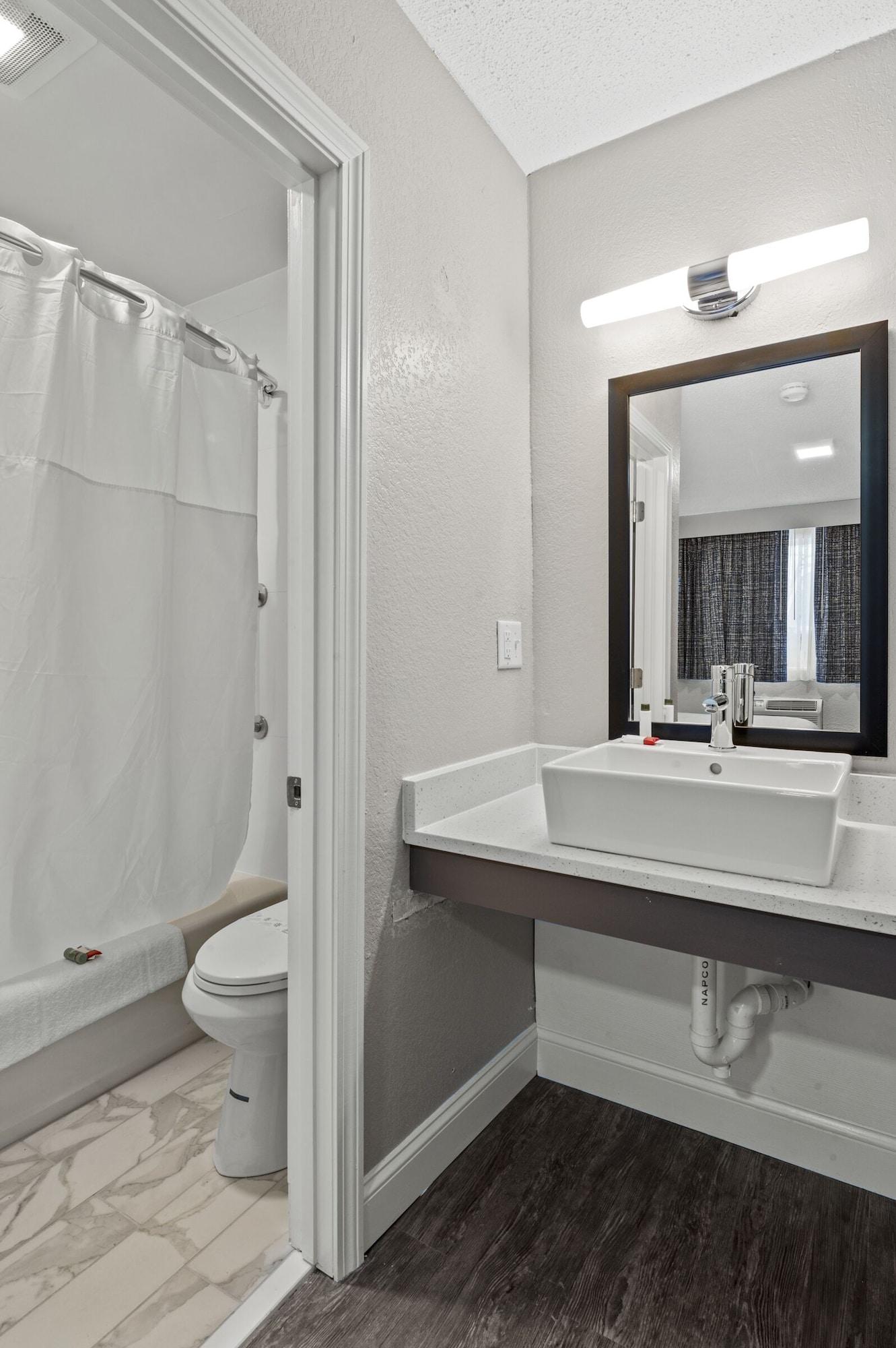 Super 8 By Wyndham Watertown/Cambridge/Boston Area Hotel ภายนอก รูปภาพ