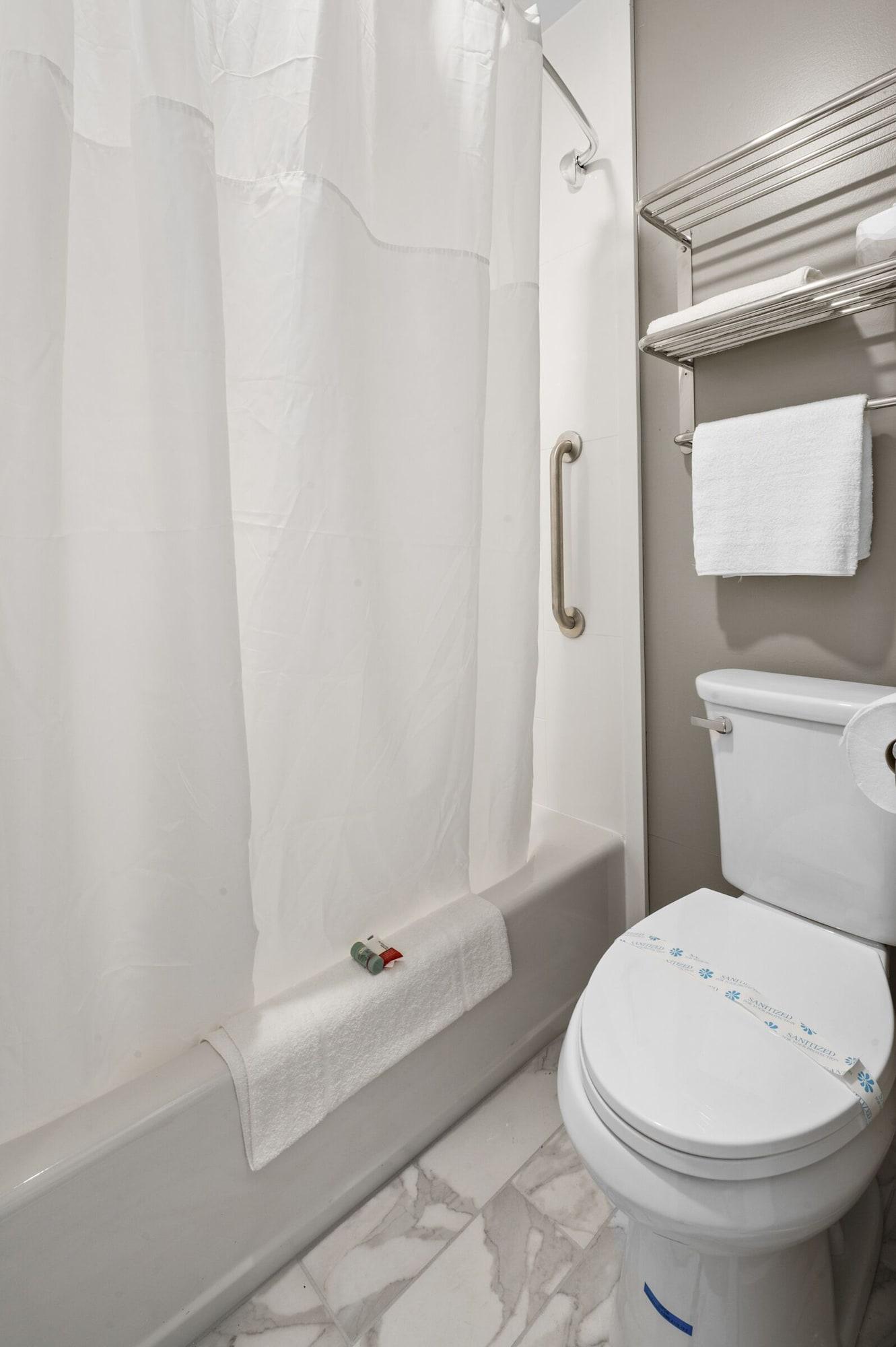 Super 8 By Wyndham Watertown/Cambridge/Boston Area Hotel ภายนอก รูปภาพ