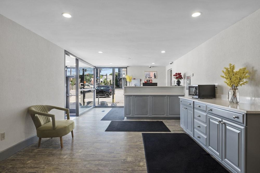 Super 8 By Wyndham Watertown/Cambridge/Boston Area Hotel ภายนอก รูปภาพ