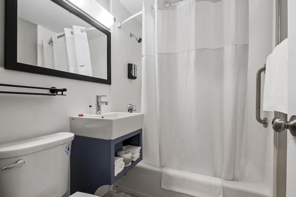 Super 8 By Wyndham Watertown/Cambridge/Boston Area Hotel ภายนอก รูปภาพ