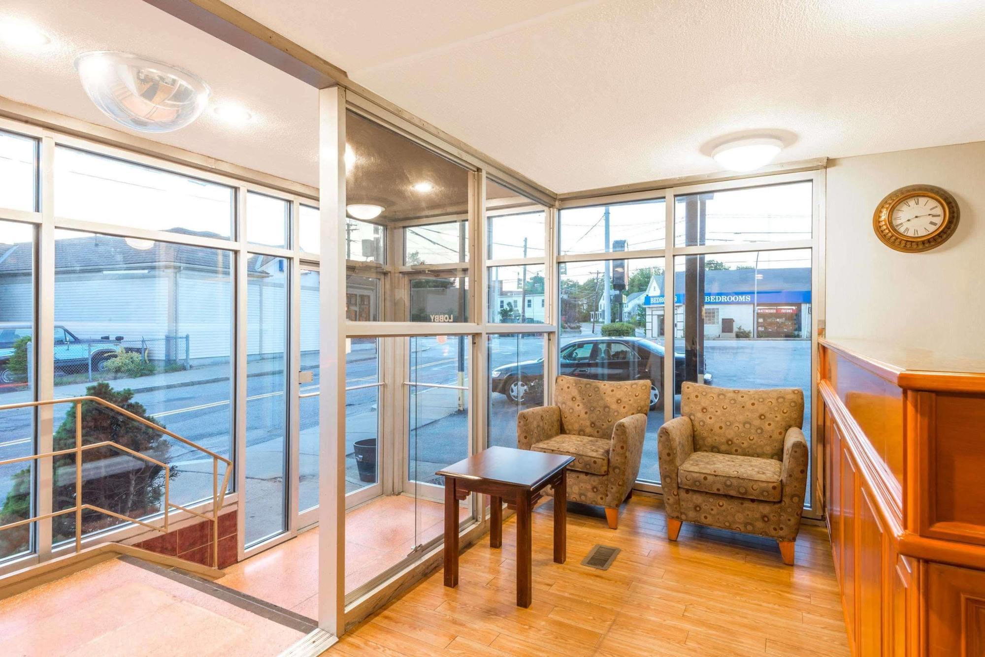 Super 8 By Wyndham Watertown/Cambridge/Boston Area Hotel ภายนอก รูปภาพ