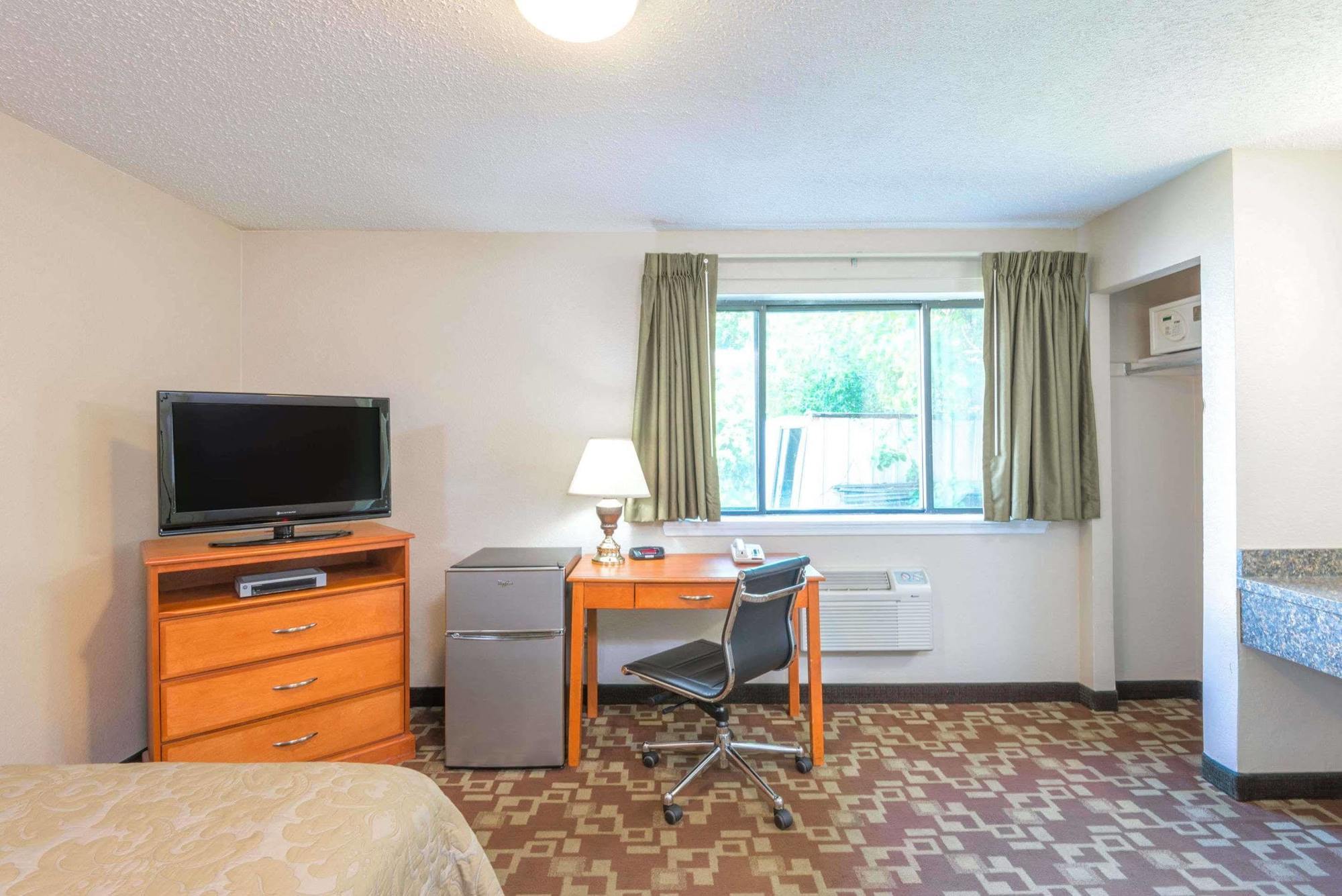 Super 8 By Wyndham Watertown/Cambridge/Boston Area Hotel ภายนอก รูปภาพ