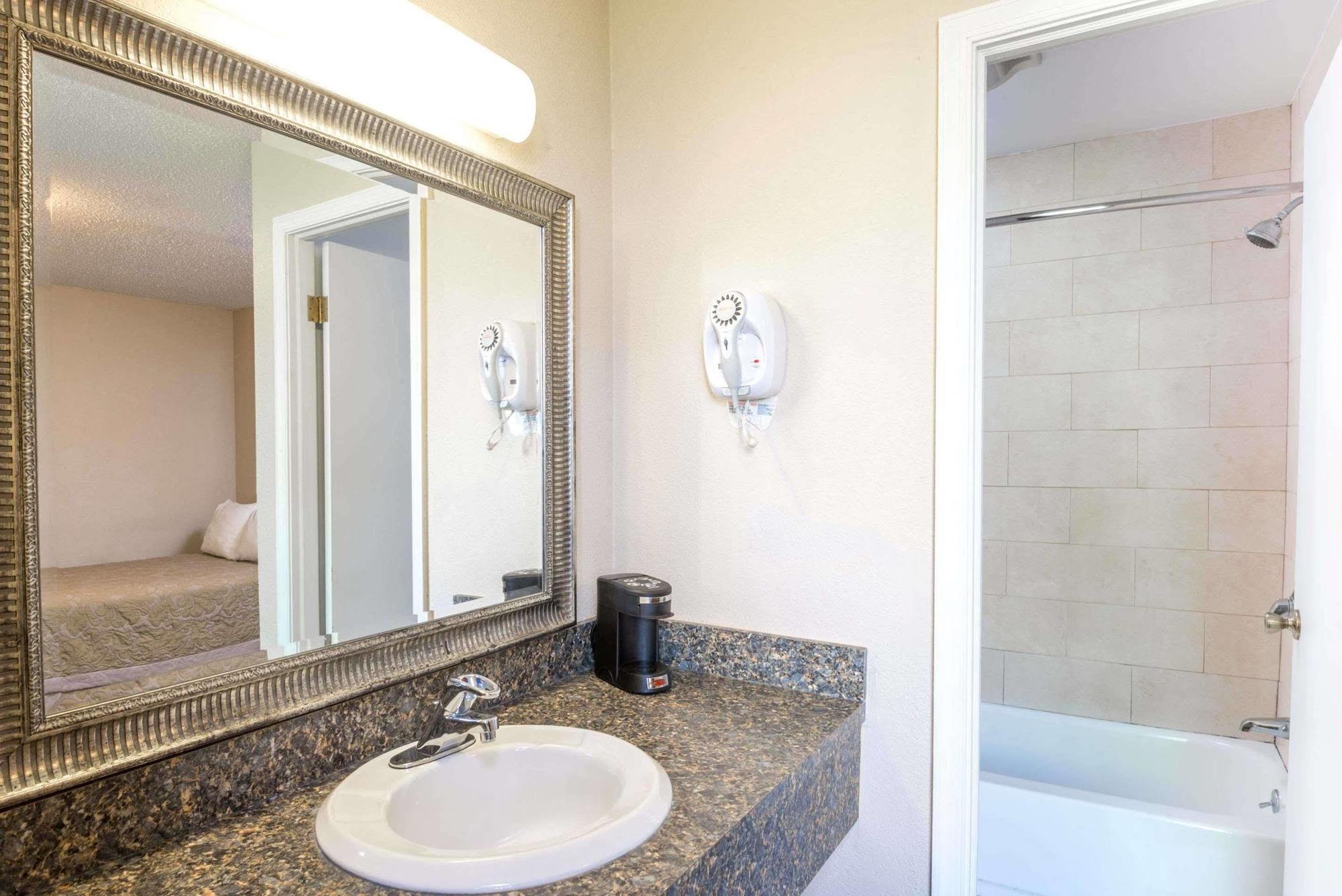 Super 8 By Wyndham Watertown/Cambridge/Boston Area Hotel ภายนอก รูปภาพ