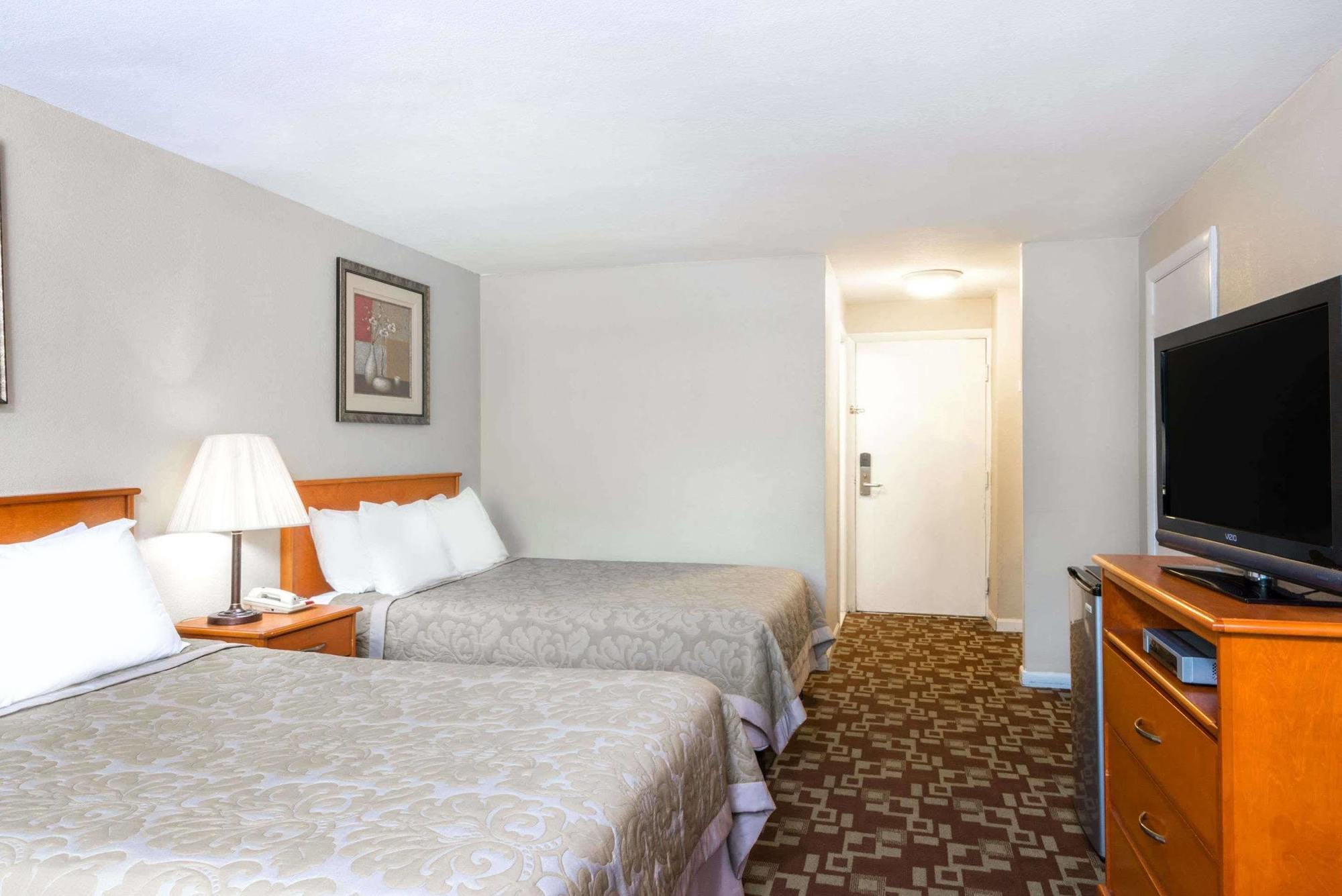 Super 8 By Wyndham Watertown/Cambridge/Boston Area Hotel ภายนอก รูปภาพ