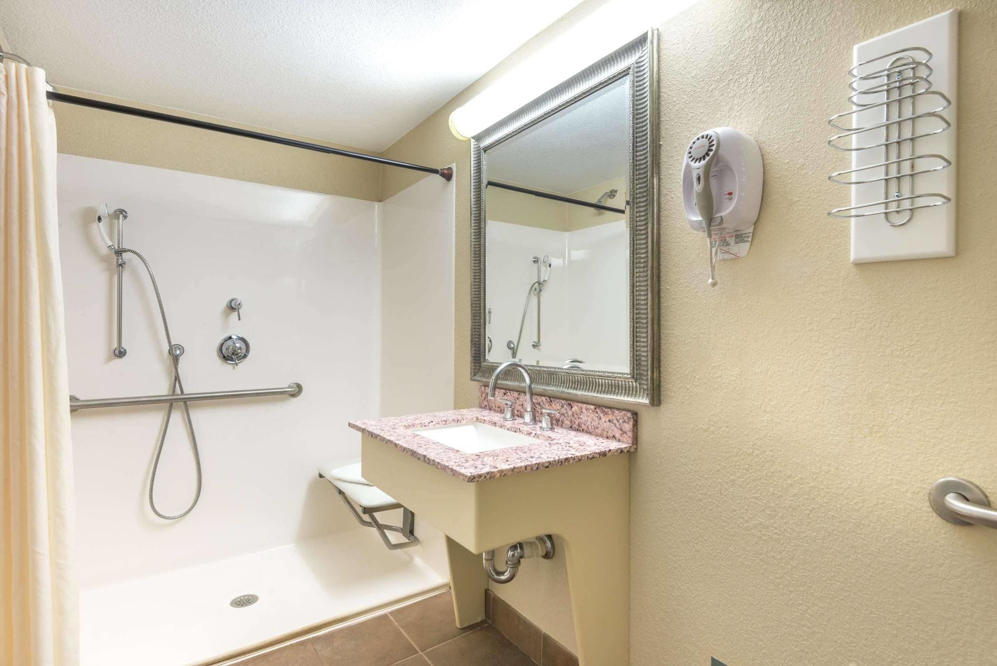 Super 8 By Wyndham Watertown/Cambridge/Boston Area Hotel ภายนอก รูปภาพ