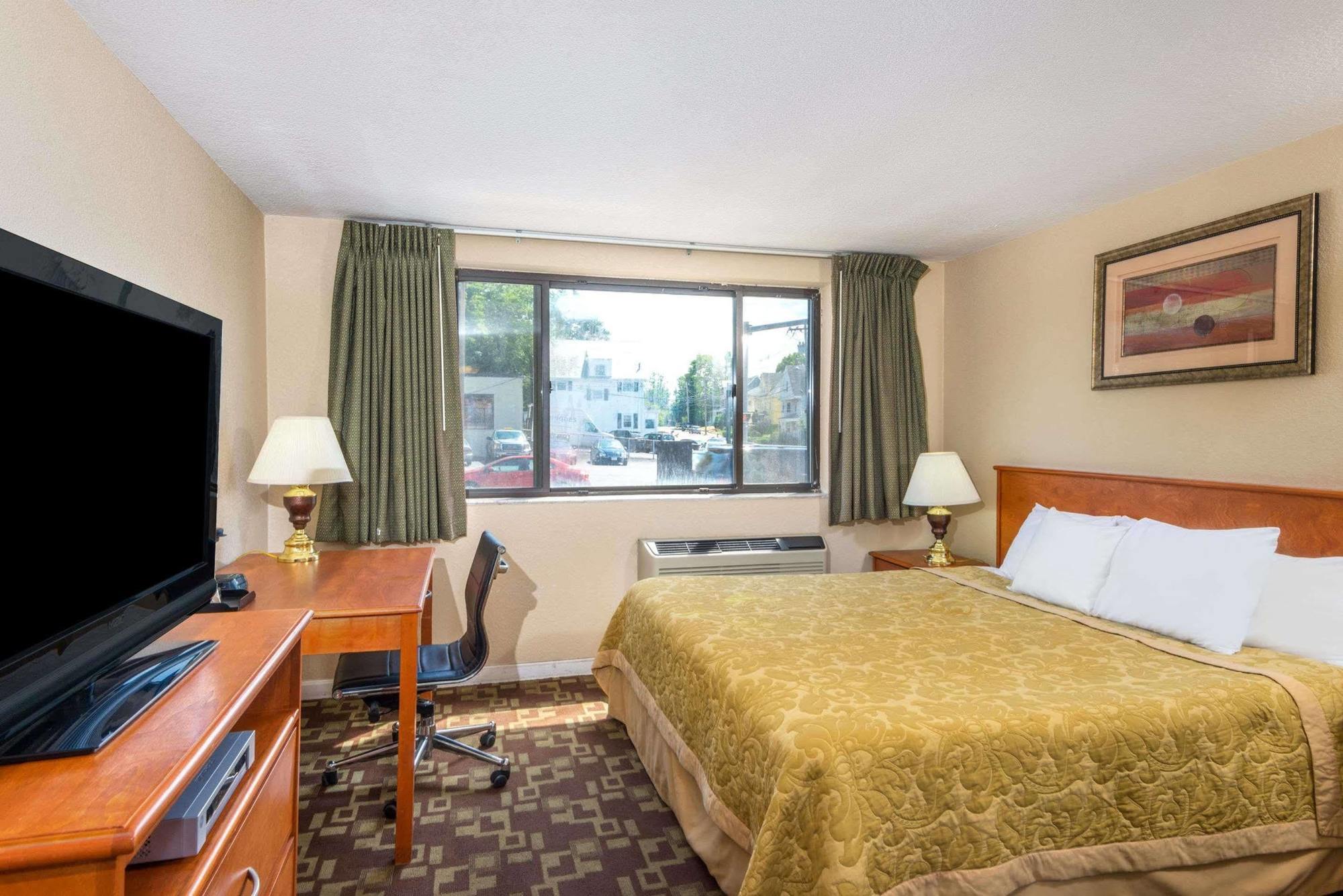 Super 8 By Wyndham Watertown/Cambridge/Boston Area Hotel ภายนอก รูปภาพ