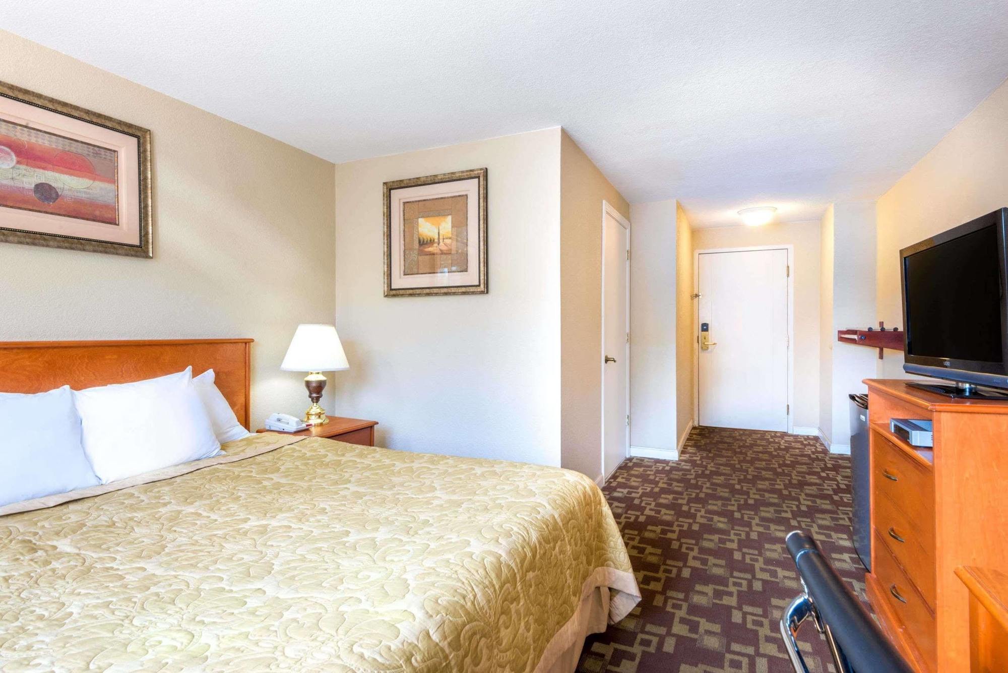 Super 8 By Wyndham Watertown/Cambridge/Boston Area Hotel ภายนอก รูปภาพ