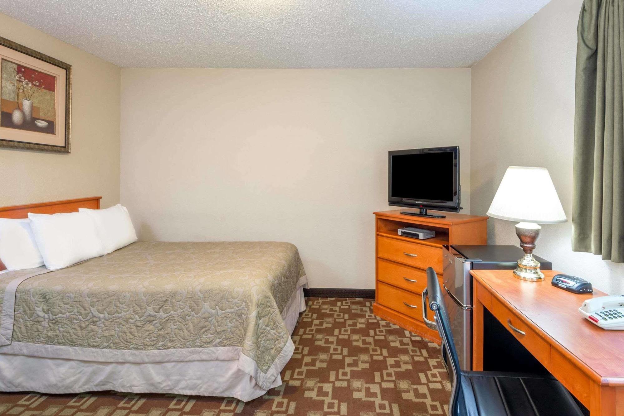 Super 8 By Wyndham Watertown/Cambridge/Boston Area Hotel ภายนอก รูปภาพ