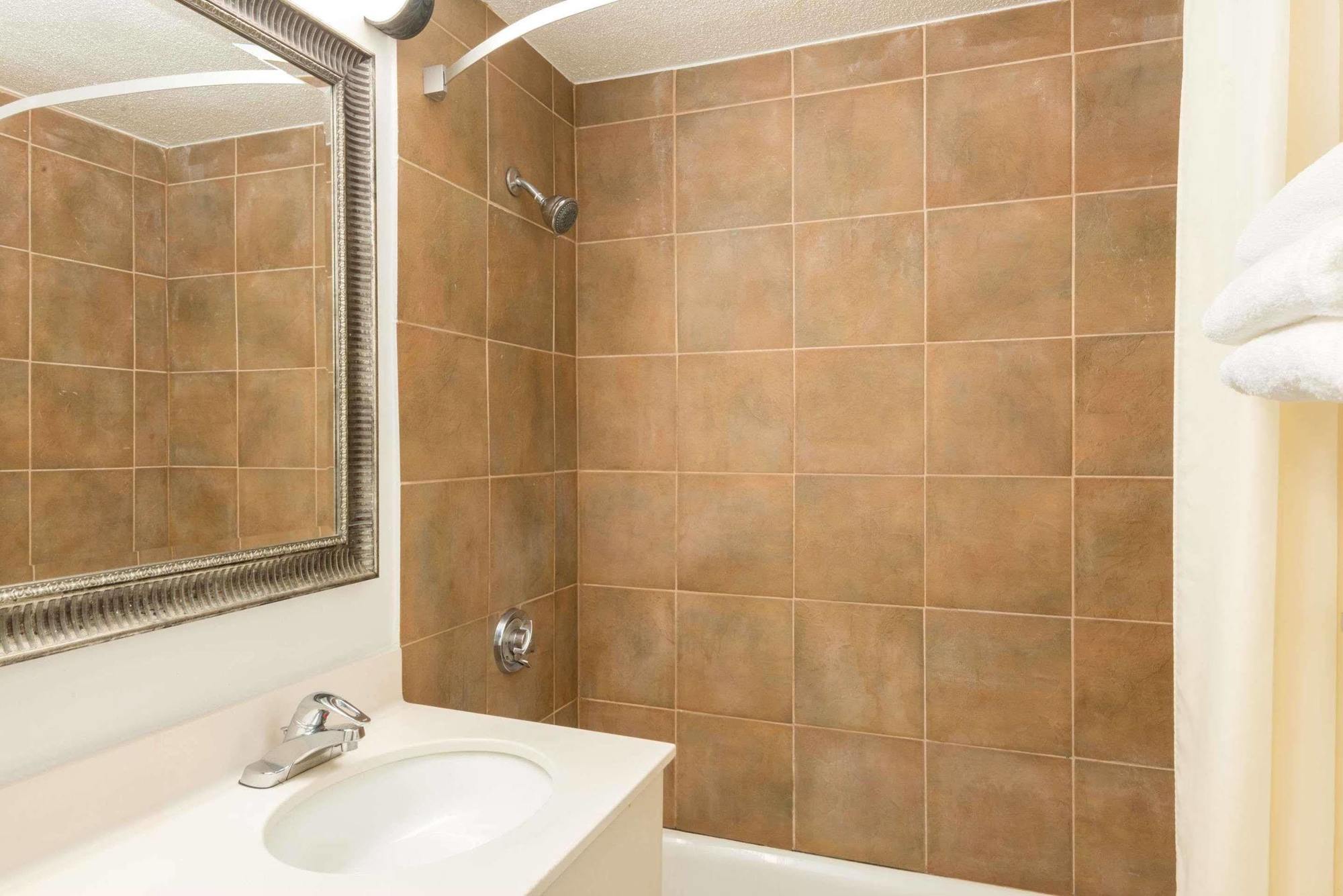 Super 8 By Wyndham Watertown/Cambridge/Boston Area Hotel ภายนอก รูปภาพ