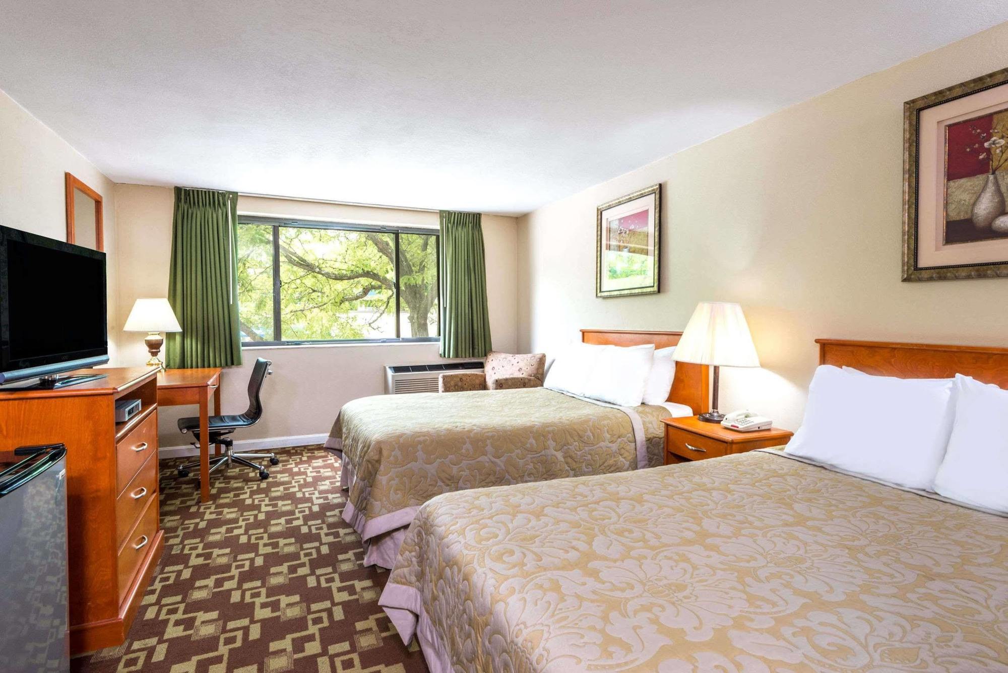 Super 8 By Wyndham Watertown/Cambridge/Boston Area Hotel ภายนอก รูปภาพ