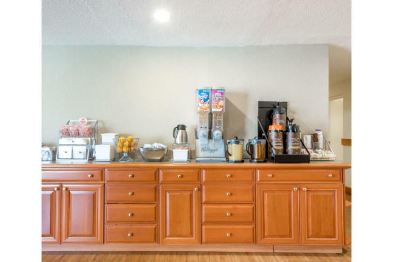 Super 8 By Wyndham Watertown/Cambridge/Boston Area Hotel ภายนอก รูปภาพ